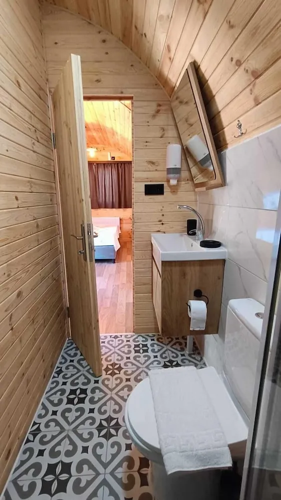 Ahsap Ev Dag Manzarali