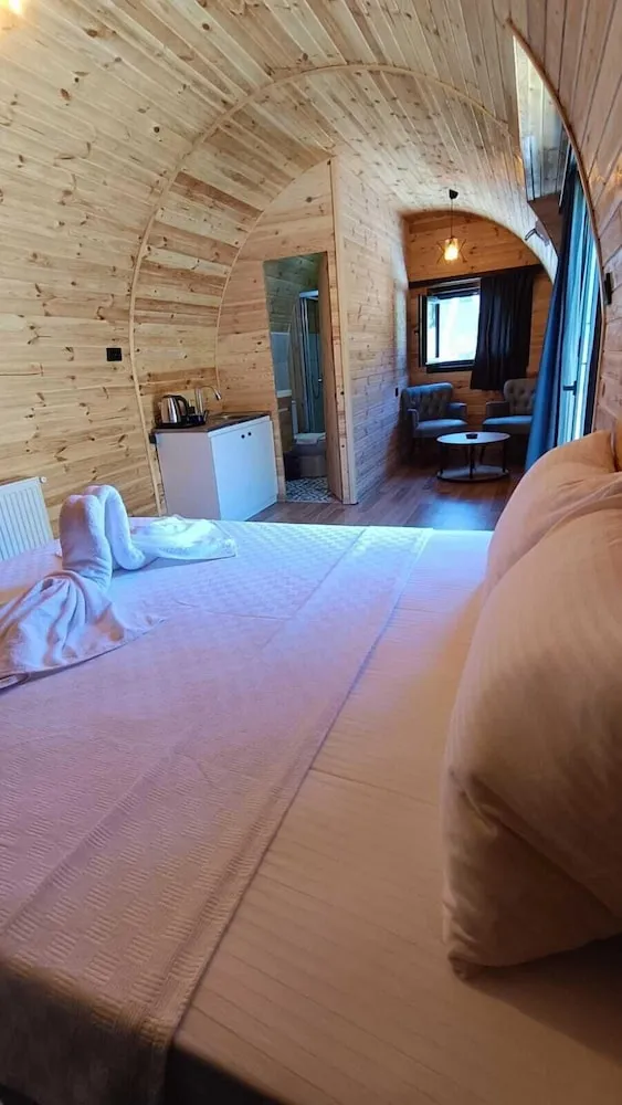 Ahsap Ev Dag Manzarali