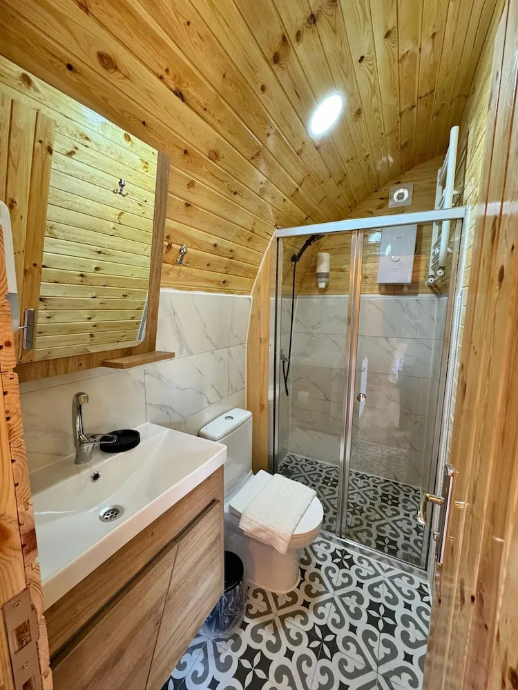 Ahsap Ev Dag Manzarali