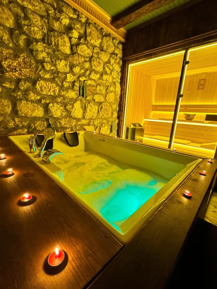 Suit Tas Ev Dag Manzarali