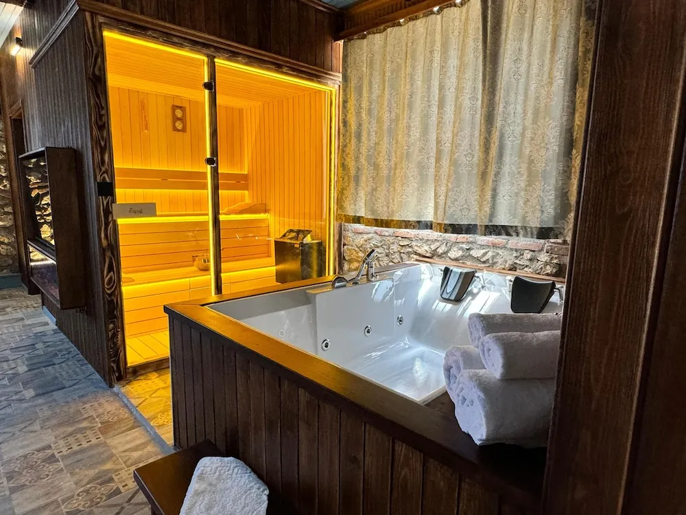 Suit Tas Ev Dag Manzarali