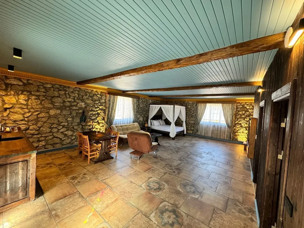 Suit Tas Ev Dag Manzarali