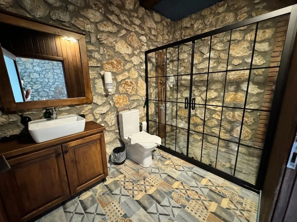 Suit Tas Ev Dag Manzarali