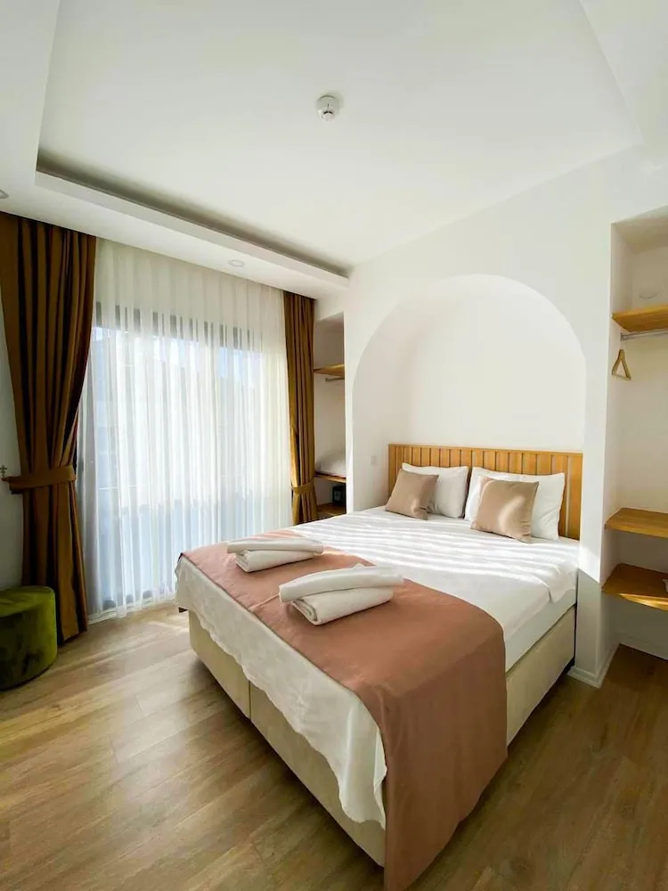 Deluxe Süit, 1 Çift Kişilik Yatak, Sigara İçilmez, Havuz Manzaralı