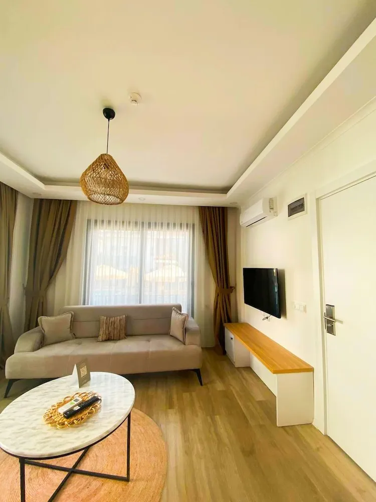 Deluxe Süit, 1 Çift Kişilik Yatak, Sigara İçilmez, Havuz Manzaralı