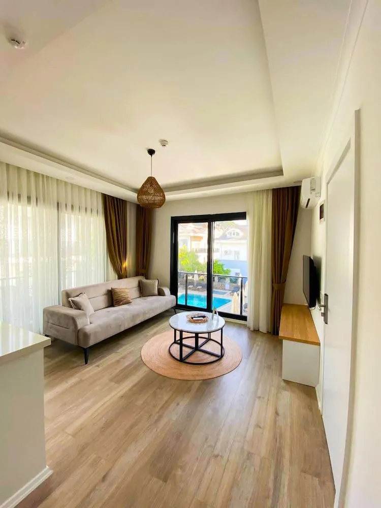 Deluxe Süit, 1 Çift Kişilik Yatak, Sigara İçilmez, Havuz Manzaralı