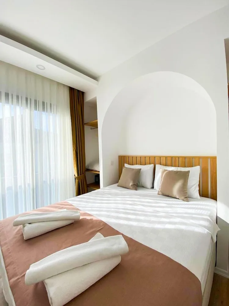 Deluxe Süit, 1 Çift Kişilik Yatak, Sigara İçilmez, Havuz Manzaralı