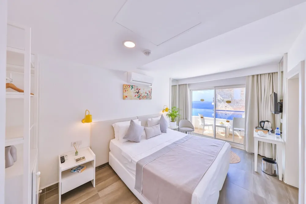 Standard Tek Büyük veya İki Ayrı Yataklı Oda, Balkon, Kısmi Deniz Manzaralı