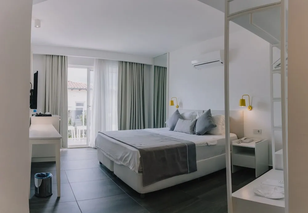 Standard Tek Büyük veya İki Ayrı Yataklı Oda, Balkon, Kısmi Deniz Manzaralı