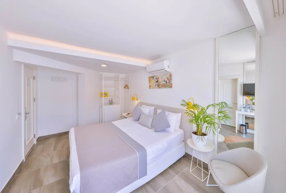 Standard Tek Büyük veya İki Ayrı Yataklı Oda, Balkon, Kısmi Deniz Manzaralı