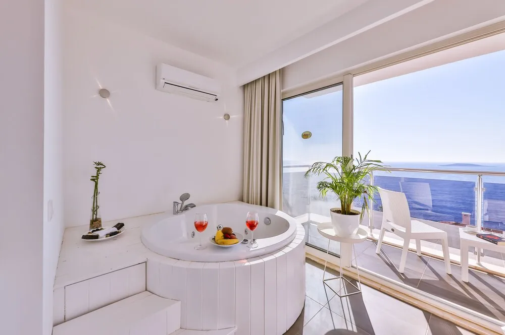Honeymoon Oda, Sıcak Su Küveti, Deniz Manzaralı