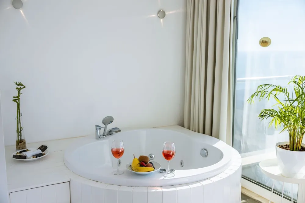 Honeymoon Oda, Sıcak Su Küveti, Deniz Manzaralı