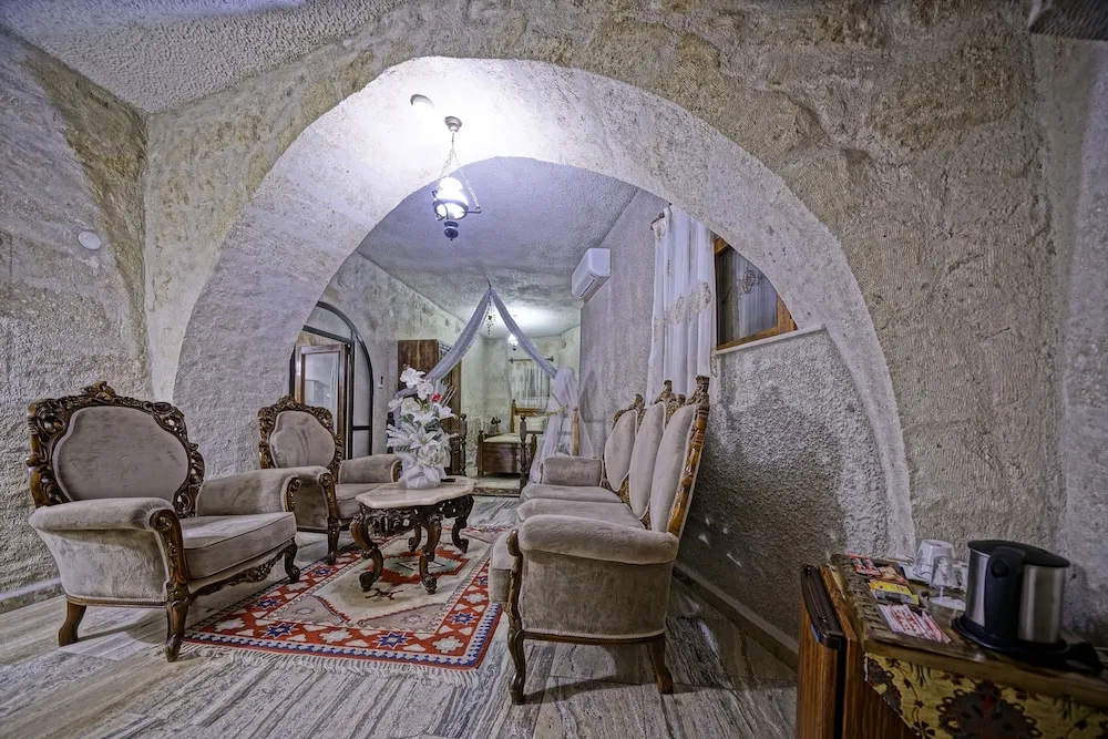 Family Oda (Stone Arch)