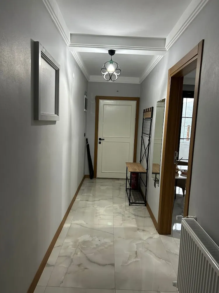 Bahce ve Nehir Manzarali Oda