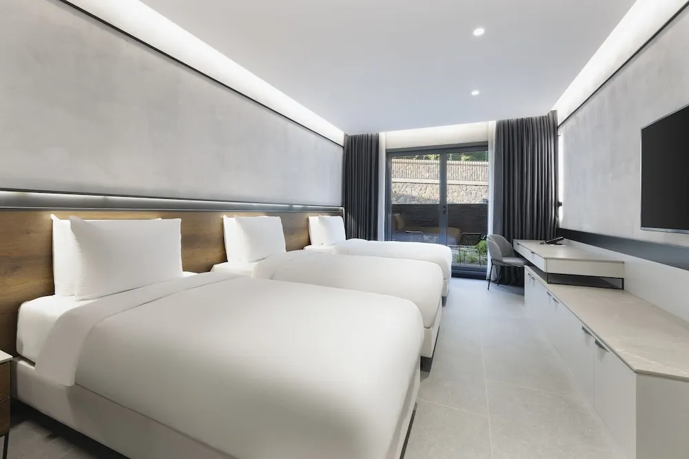 Deluxe Üç Kişilik Oda, Bahçeli