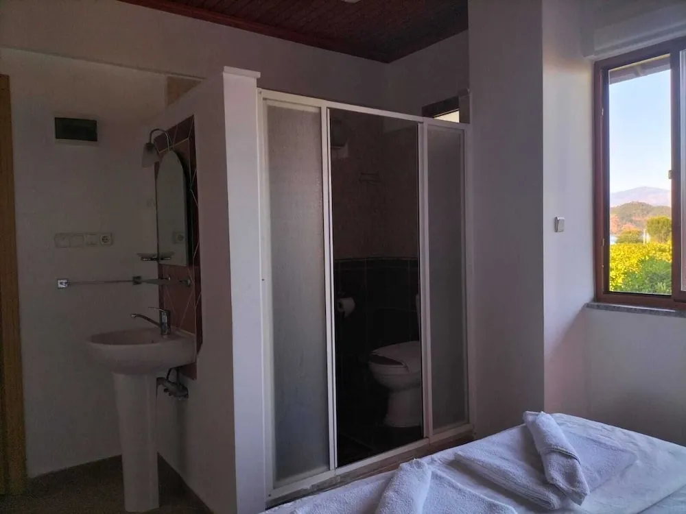 Classic Tek Büyük Yataklı Oda, Balkon, Göl Manzaralı