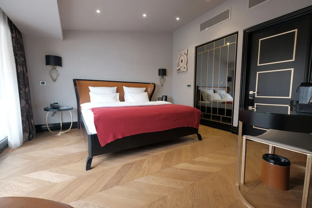Superior Tek Büyük Yataklı Oda, Balkon, Kısmi Deniz Manzaralı