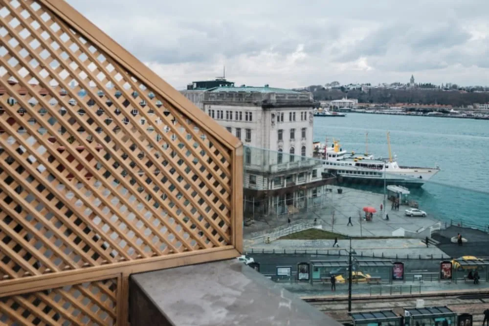 Superior Tek Büyük Yataklı Oda, Balkon, Kısmi Deniz Manzaralı