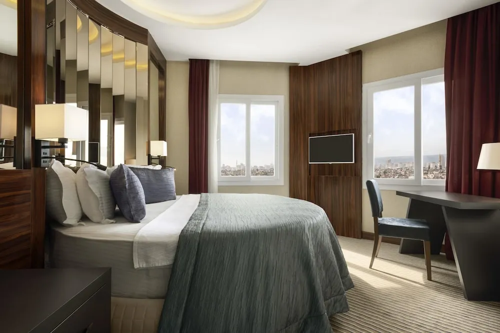 Deluxe Oda, 1 Büyük (Queen) Boy Yatak, Sigara İçilebilir (Round Bed)