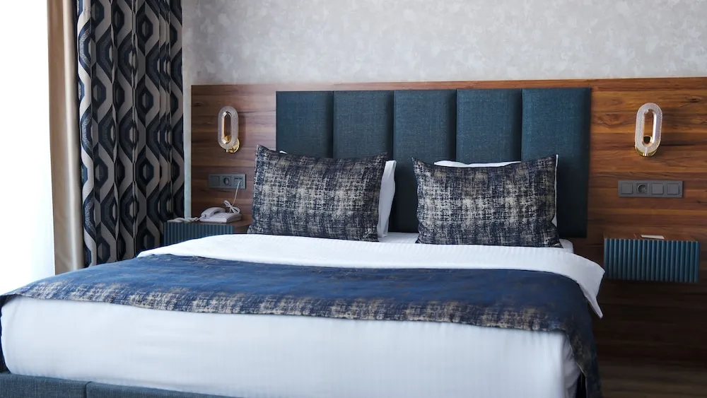 Deluxe Room with King Size Bed, Lake View with Balcony