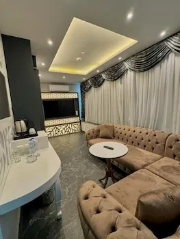 Golden Rose Deluxe Hotel