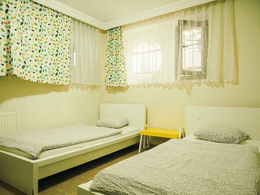 Basic İki Ayrı Yataklı Oda, Ortak Banyo