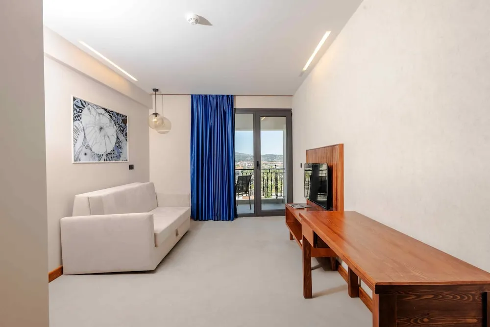 Business Suite 1+1 Castle & Marina View