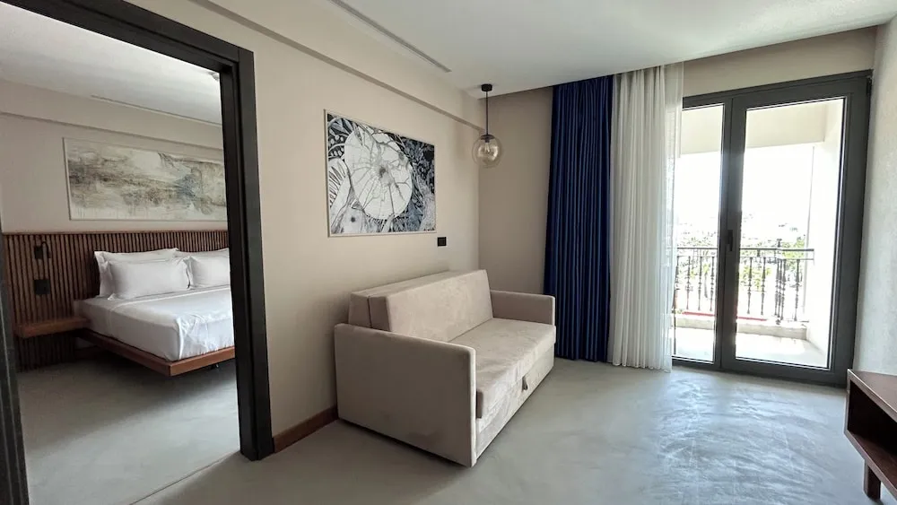 Business Suite 1+1 Castle & Marina View