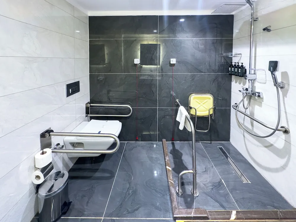 Oda, 1 En Büyük (King) Boy Yatak (Roll-In Shower)