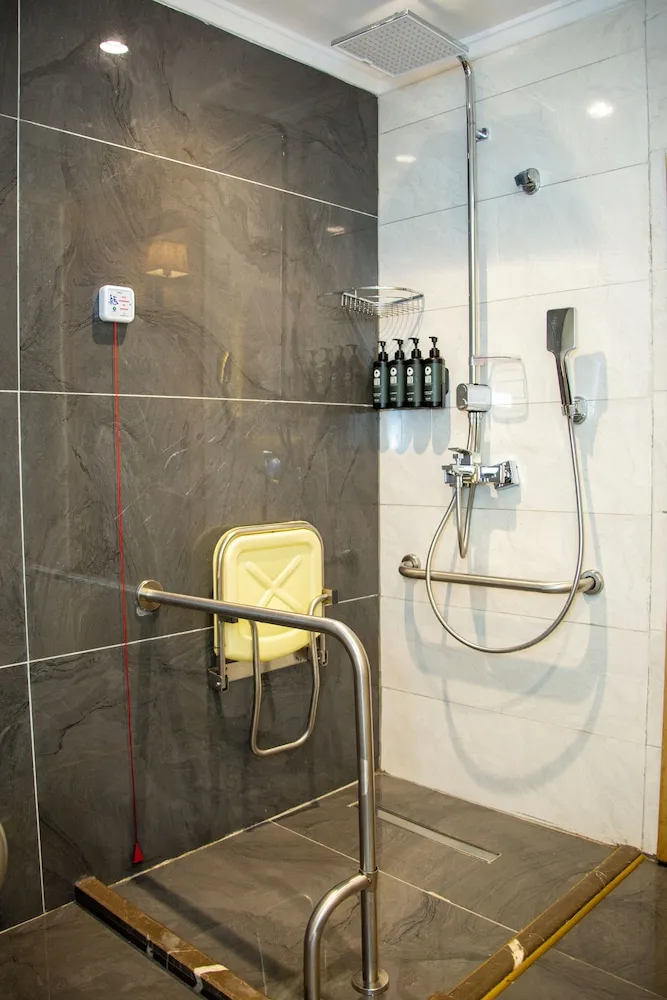 Oda, 1 En Büyük (King) Boy Yatak (Roll-In Shower)