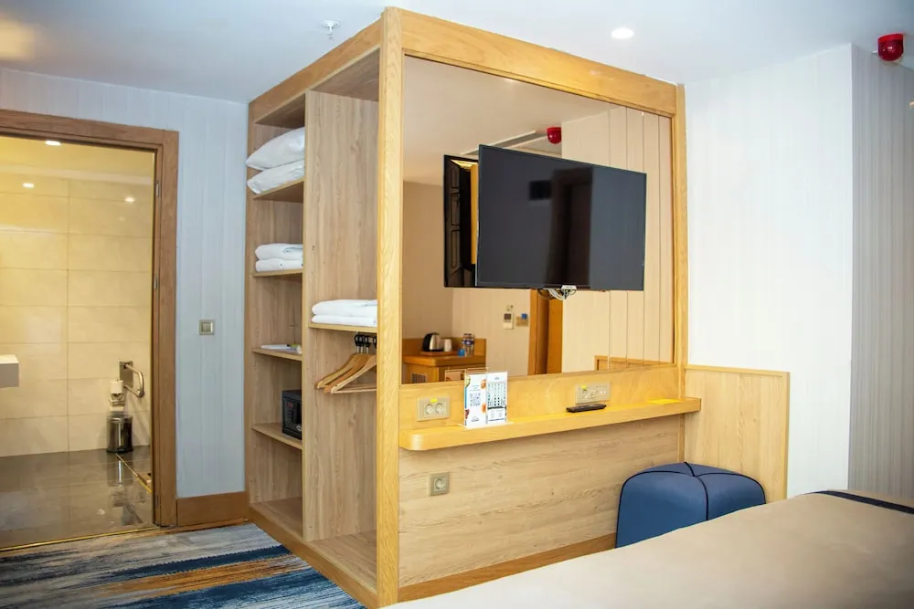 Oda, 1 En Büyük (King) Boy Yatak (Roll-In Shower)