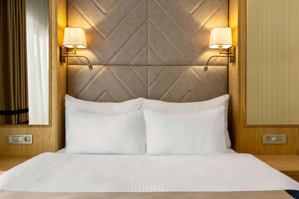 Oda, 1 En Büyük (King) Boy Yatak (Roll-In Shower)