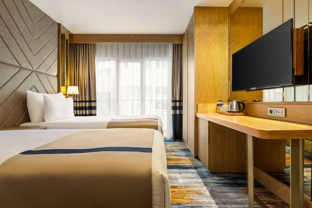 Standard 1 King Bed and 1 Twin Bed Room