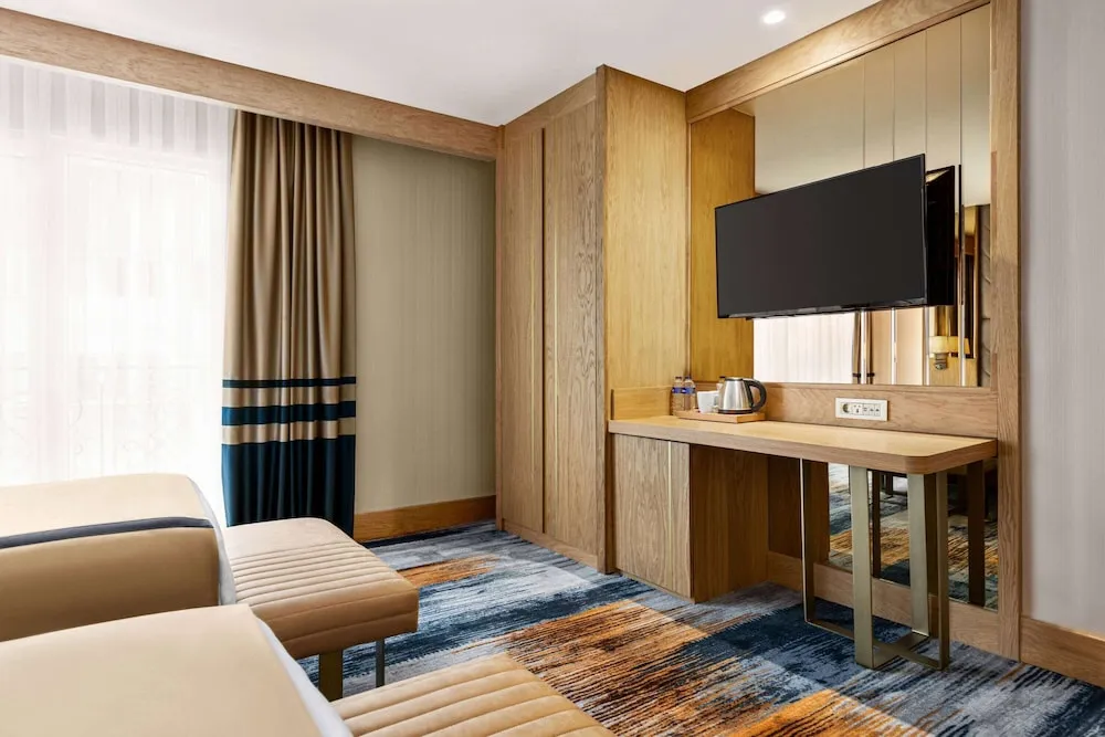 Standard 1 King Bed and 1 Twin Bed Room