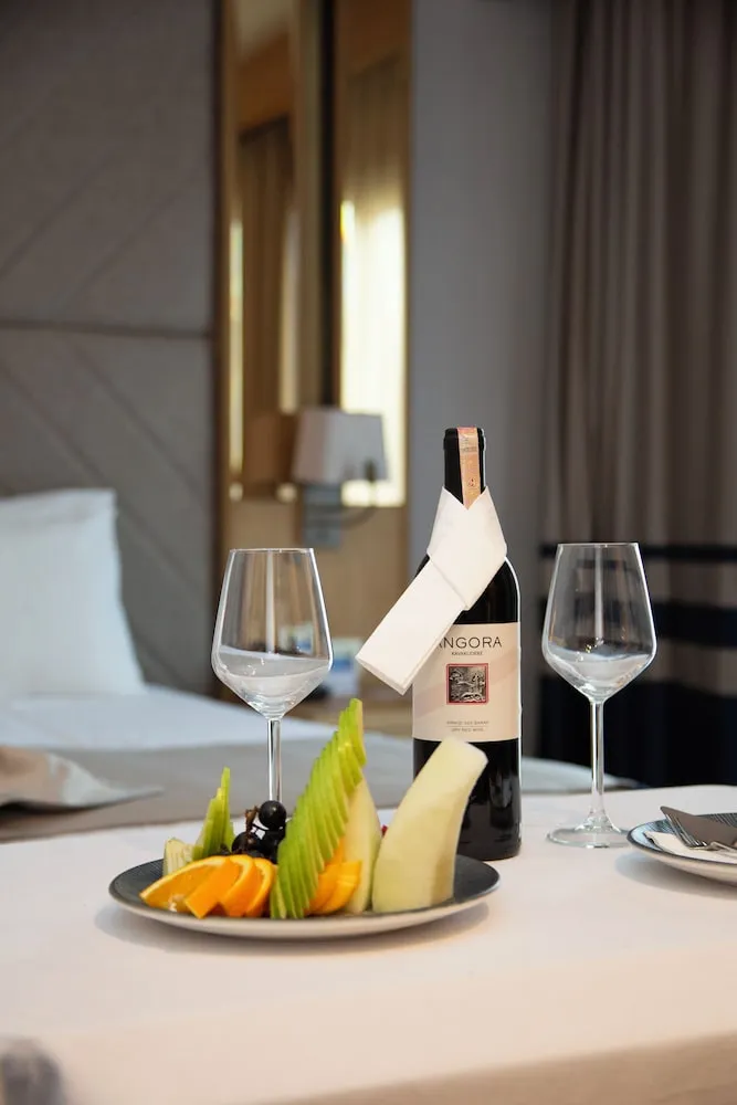 Standard 1 King Bed and 1 Twin Bed Room