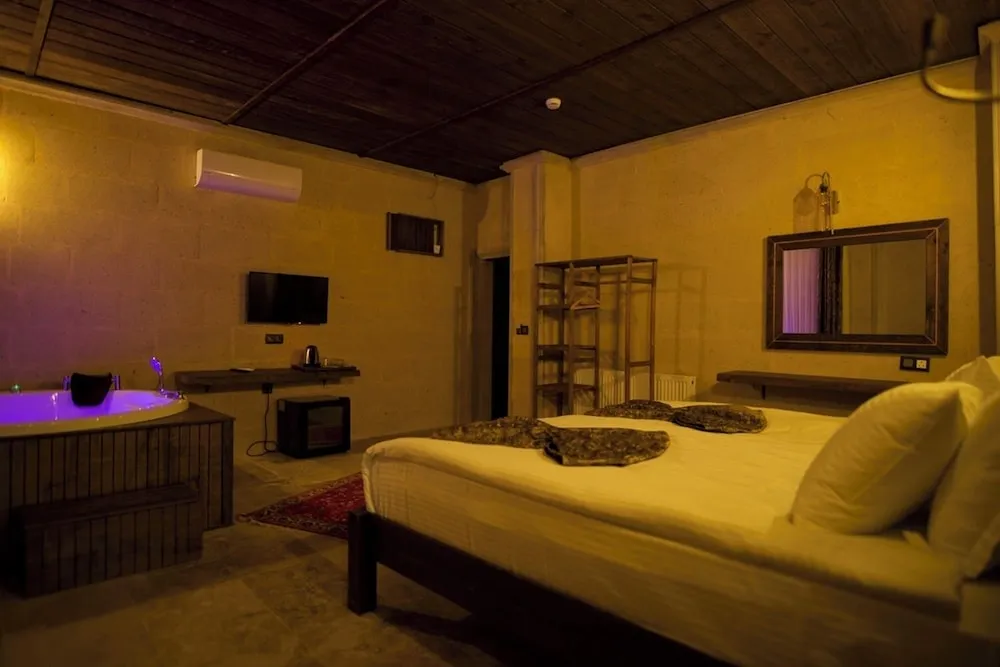 Deluxe Üç Kişilik Oda, Balkon, Bahçe Manzaralı