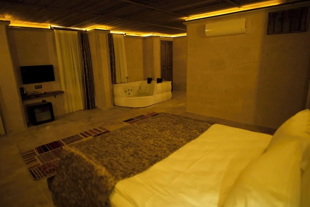 Deluxe Üç Kişilik Oda, Balkon, Bahçe Manzaralı