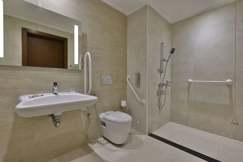 Standard Oda, 1 En Büyük (King) Boy Yatak, Engellilere Uygun (Roll-in Shower)