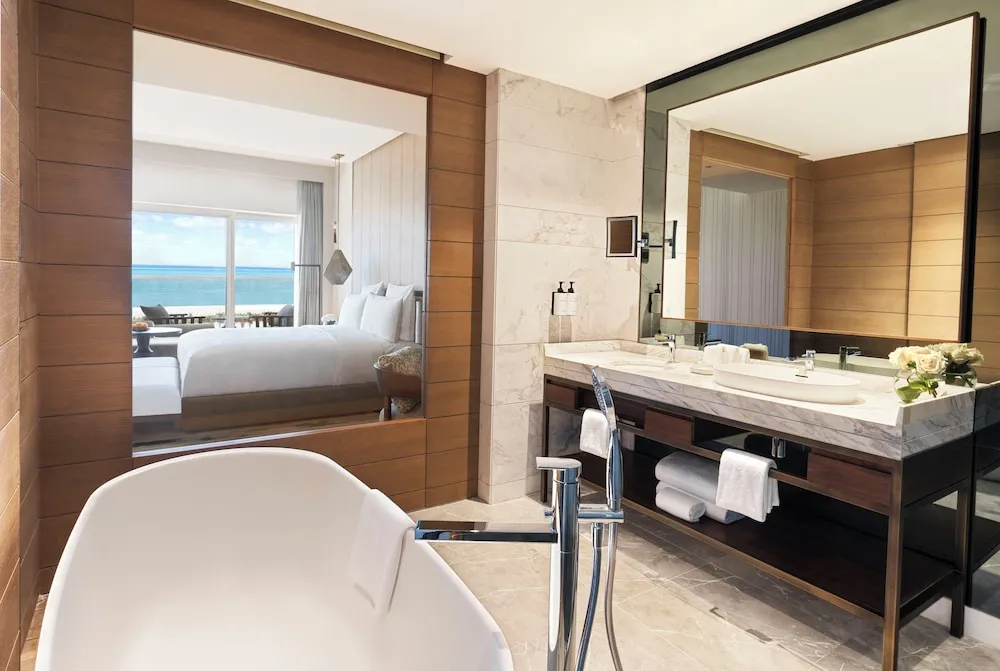 Club Süit, 1 Yatak Odası, engellilere uygun küvet, Deniz Manzaralı (Accessible Bathtub)