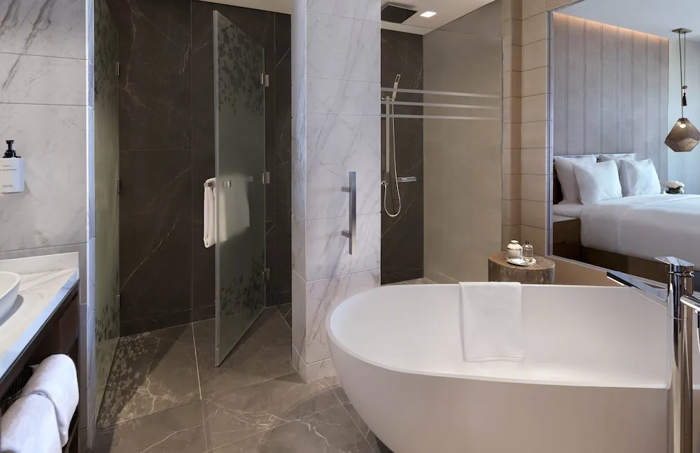 Club Oda, 1 En Büyük (King) Boy Yatak, engellilere uygun küvet, Deniz Manzaralı (Accessible Bathtub)