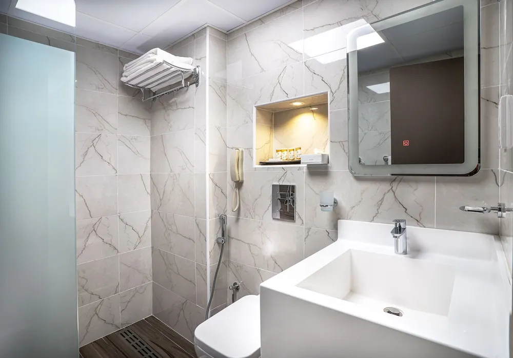 SUPERIOR KB OR TWN BED W/ BALCONY CITY VIEW