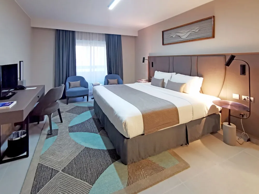 SUPERIOR KB OR TWN BED W/ BALCONY CITY VIEW