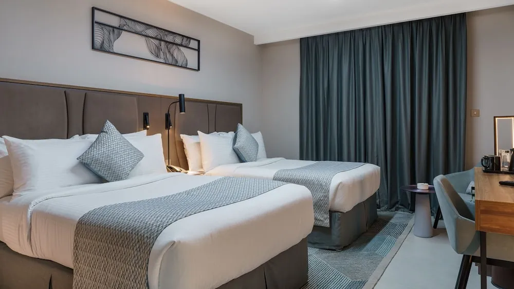 DELUXE  KB OR TWN BED W/ BALCONY LAGOON & POOL VIEW