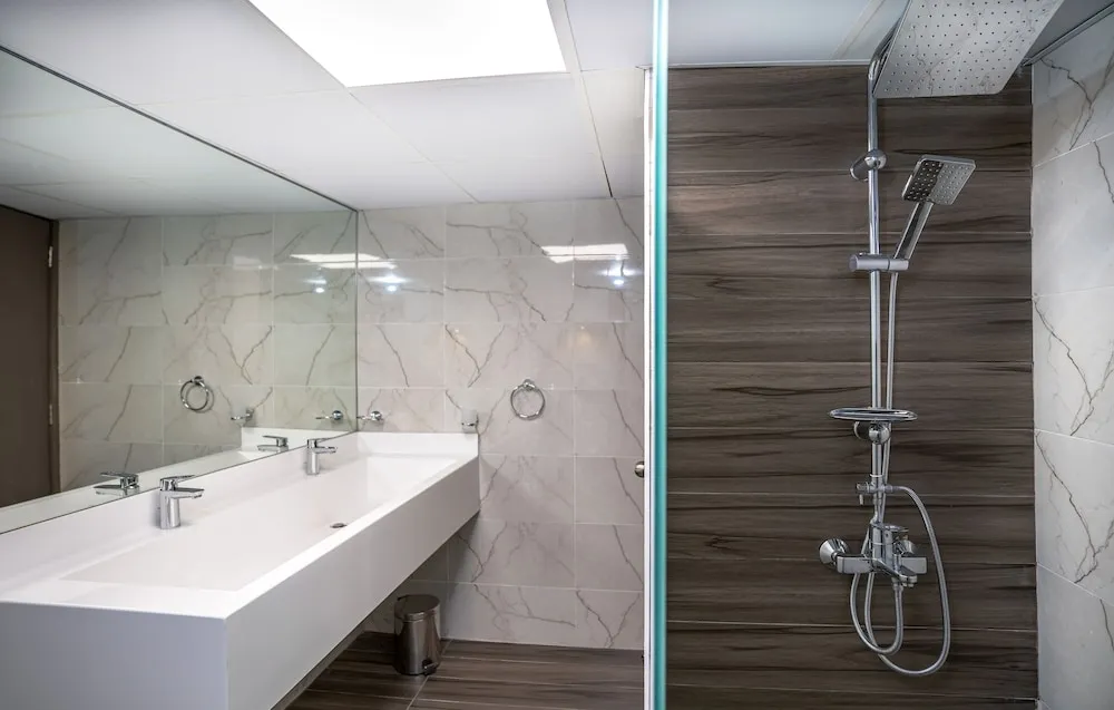 DELUXE  KB OR TWN BED W/ BALCONY LAGOON & POOL VIEW