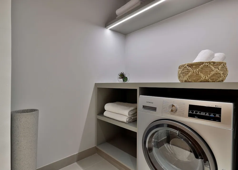 Basic Oda, 1 En Büyük (King) Boy Yatak, Balkon, Köşe