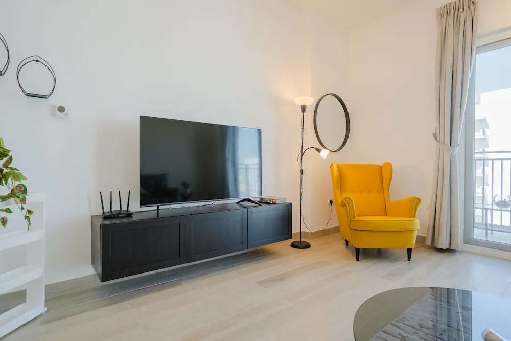 Design Apart Daire, 1 En Büyük (King) Boy Yatak ve Çekyat, Sigara İçilmez, Göl Manzaralı