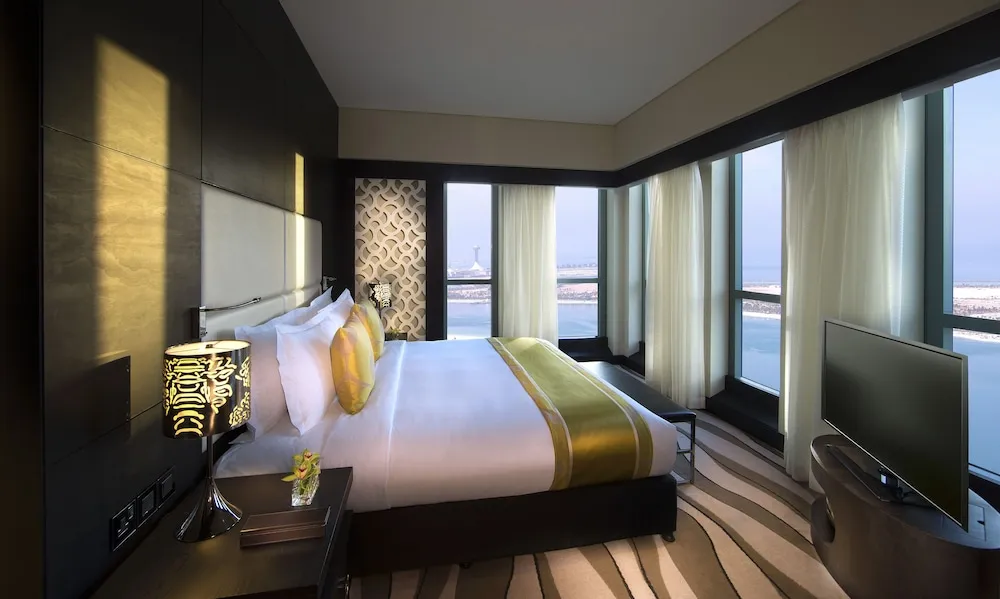 Prestige Suite with Club Access and Sea or City View