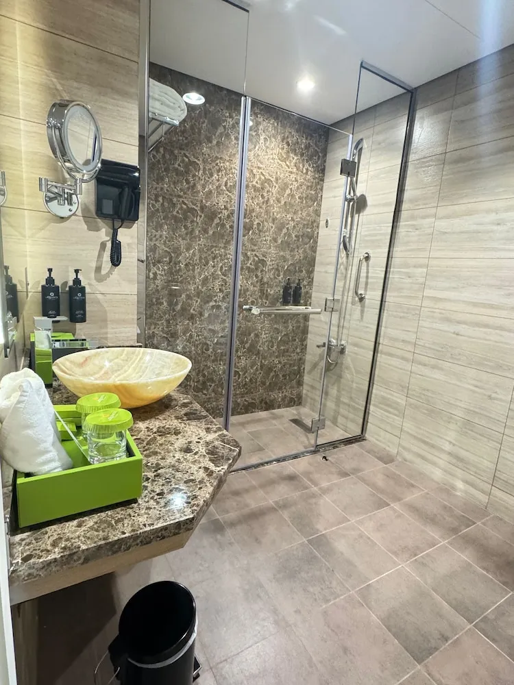 Oda, 1 Büyük (Queen) Boy Yatak, Sigara İçilmez, Şehir Manzaralı