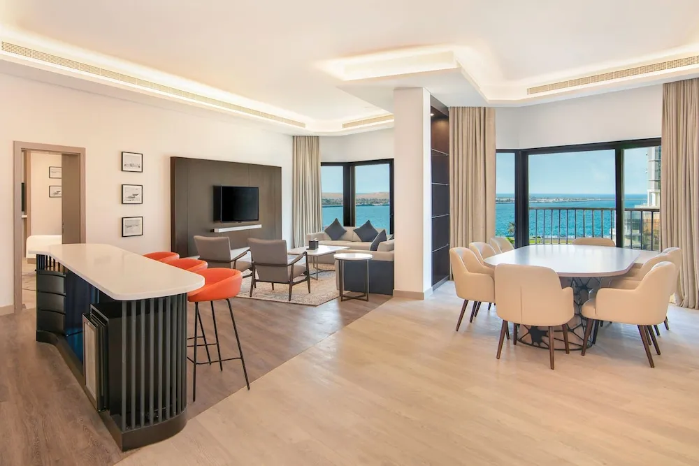 Royal Suite, 2 Bedrooms, Lounge access
