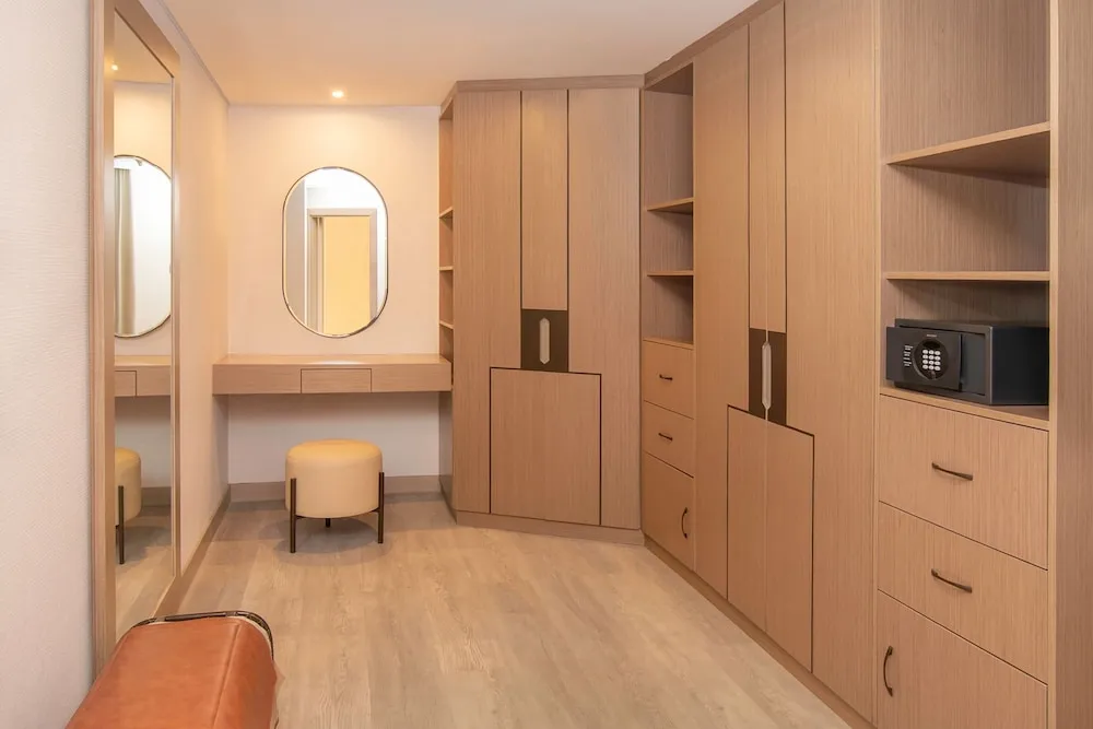 Royal Suite, 2 Bedrooms, Lounge access